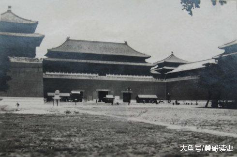 1912年，中华民国成立。随后