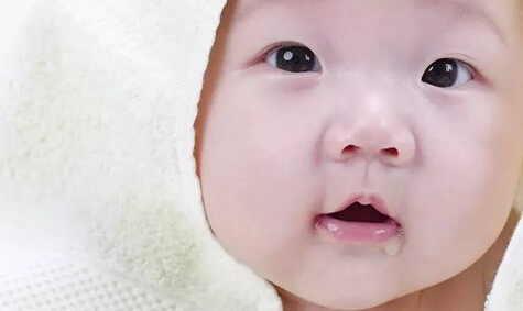 宝宝总流口水, 对皮肤不好怎么办? 这5招帮爸妈轻松应对
