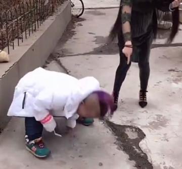 美女走在路上, 突然发现男子脚下有100元, 美女做一举动, 男子就跑了