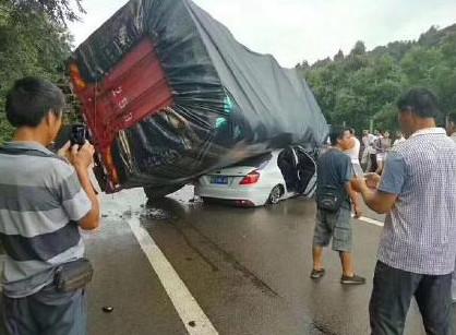 小伙开车出差, 结果出了车祸。老总: 免费的活广告