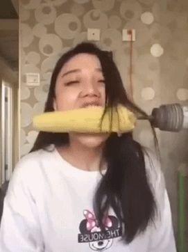 美女直播用电钻吃玉米, 结果尴尬!