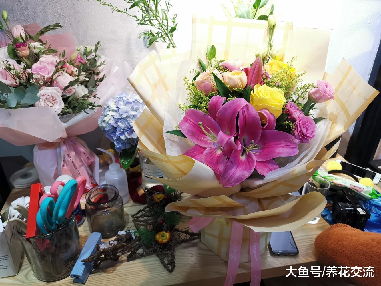刚刚花艺师学的，包了一束简单的