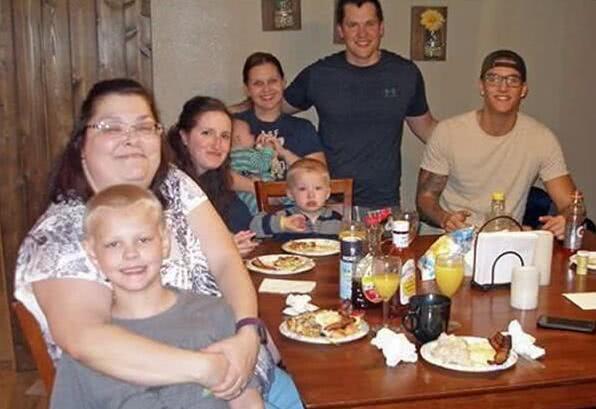 为了纪念母亲, 男孩把母亲临终前的心跳图纹在手臂上