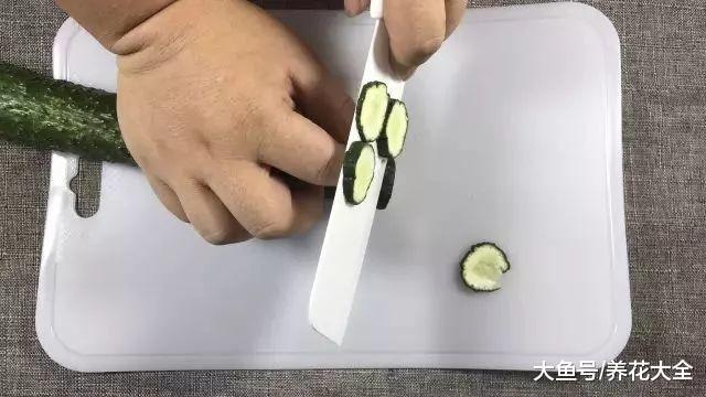 豆腐松花蛋一切就粘刀, 刀上加根牙签全解决