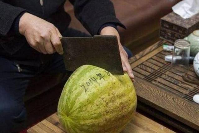 西瓜放置三年不腐, 切开后高兴了