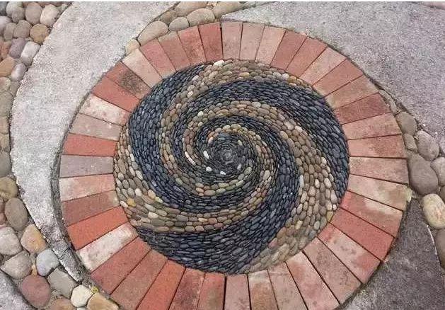 英国一工地的工人, 无聊把石块做成艺术品, 引来众多美女参观!