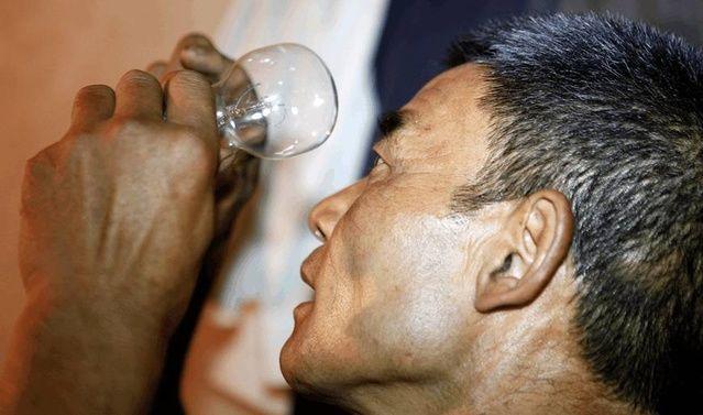 六旬老人独自留守一个村, 单靠一部老人机与外界联系