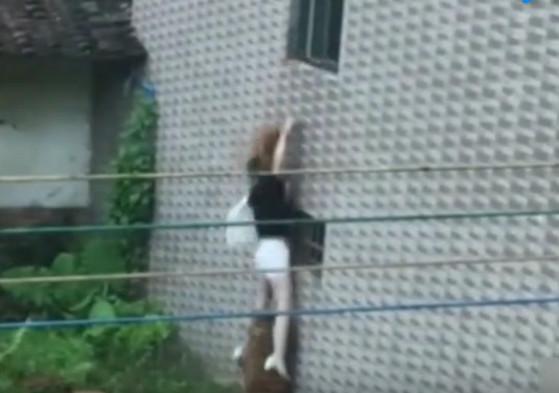 美女翻墙爬窗户 不慎掉下来 摔得不轻!