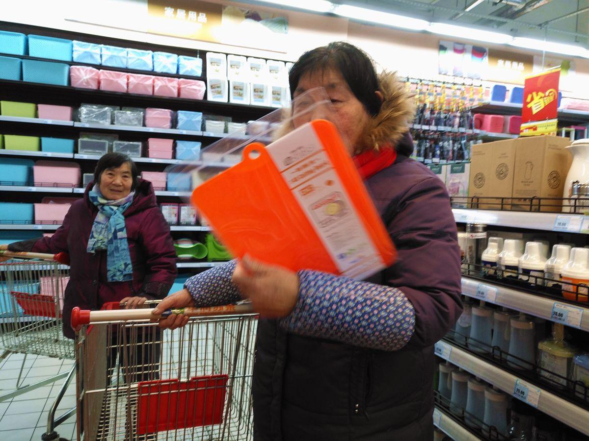 周末回家带婆婆逛超市, 你能猜到她买了些什么吗?