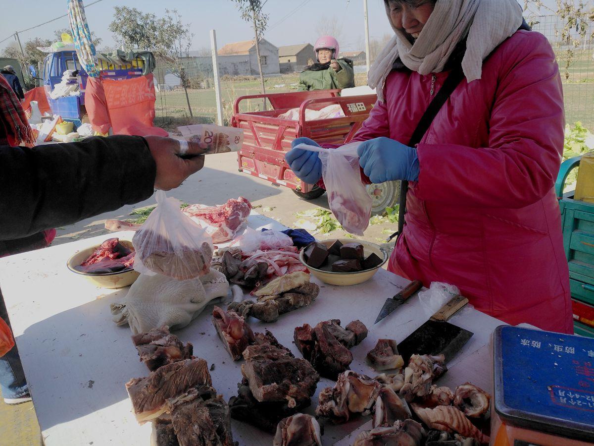 农村大集的熟牛肉摊上卖的这个东西你认识吗?