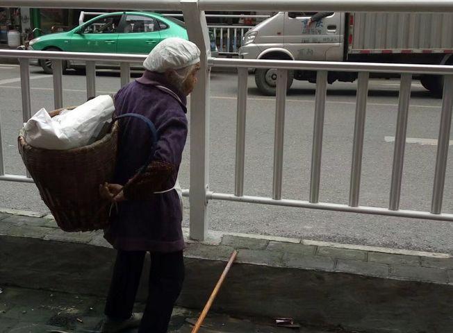 农村85岁老人街头捡破烂, 儿子住别墅, 这家人到底咋啦