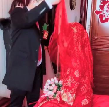 结婚现场, 新人拜堂时, 司仪表示谁先抬头谁做饭, 结果发生了尴尬的画面