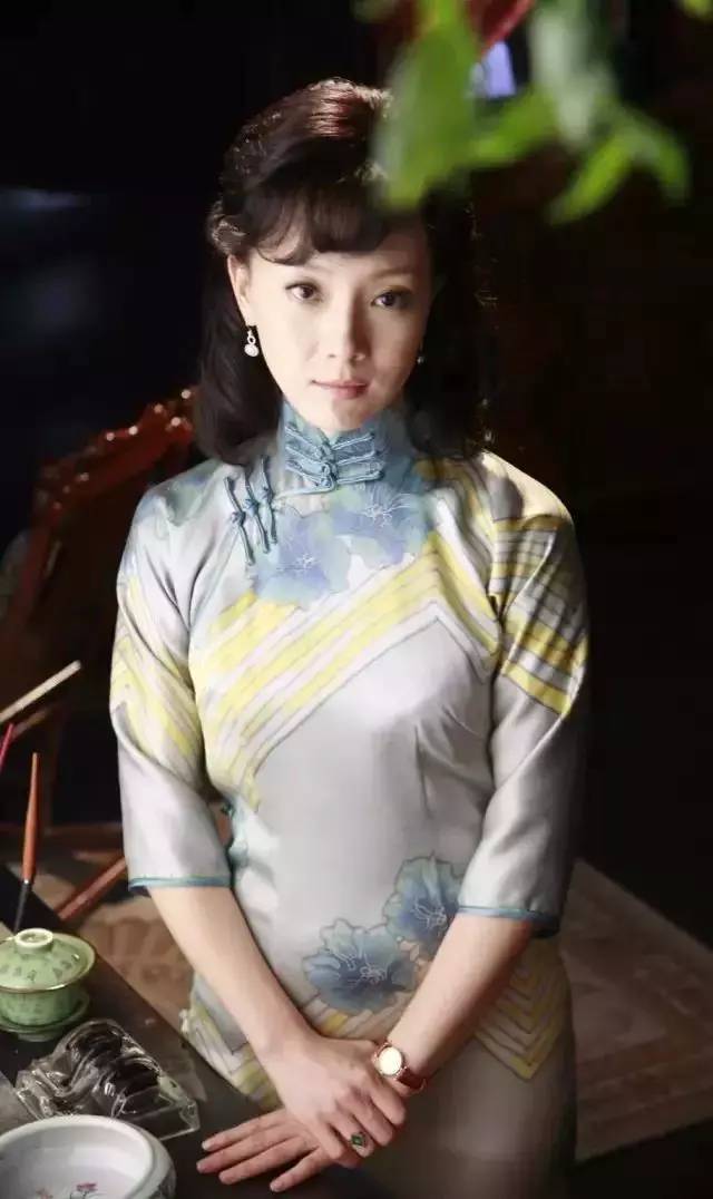 不久,她又成了《倾城之恋》里的温婉坚毅的白流苏,被盛赞:陈数之后,再