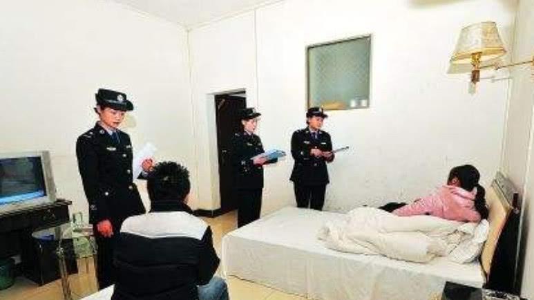 警察酒店查房,是怎么分辨对方关系是否