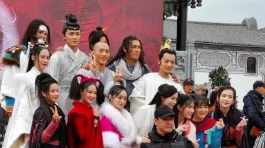 新天龙八部开机: 演员剧照曝光, 网友笑侃: 那个拖把头是乔峰?