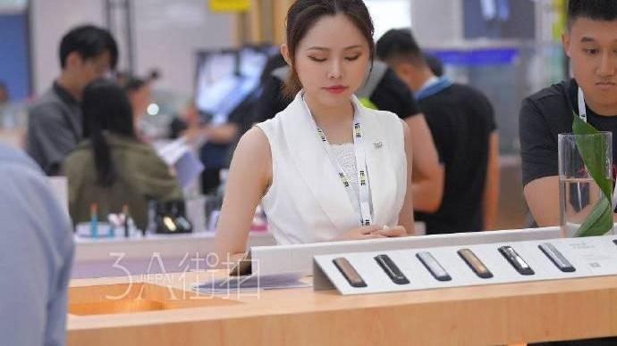 街拍：各行各业都不容易，小姐姐站了一天很是心疼