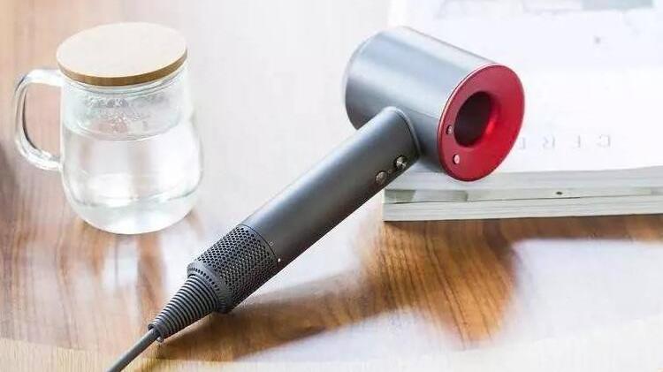 七夕送女王什么礼物？当然是网红电吹风！