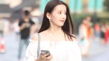 街拍：白色上衣搭配浅色牛仔裤，这是初恋吧？