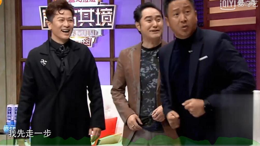 《声临其境》第二季在最新一期中张国强伸手的时候于毅和冯雷都没注意到