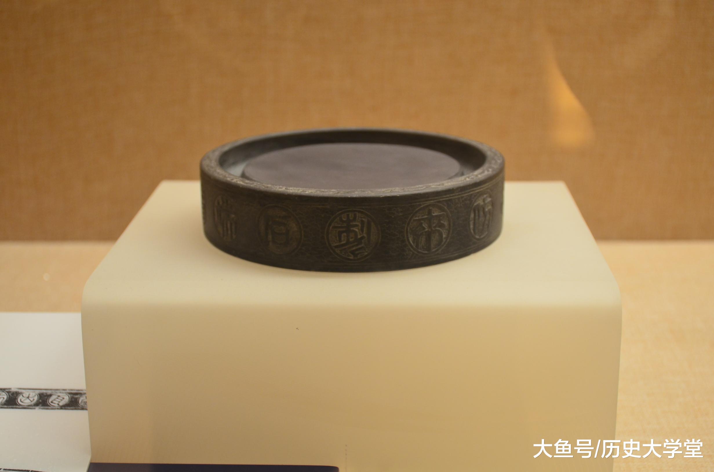 这是清代的端石圆形石渠砚，材质