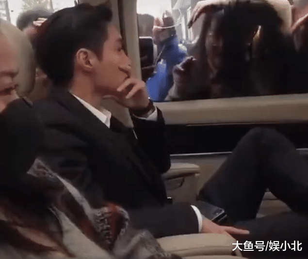 追星太疯狂，张艺兴被女粉丝趴车