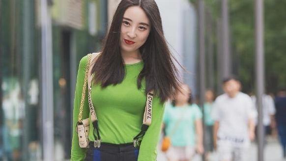 街拍：身材丰腴的小姐姐，黑色长裤搭配紫色吊带，尽显优雅的好身材