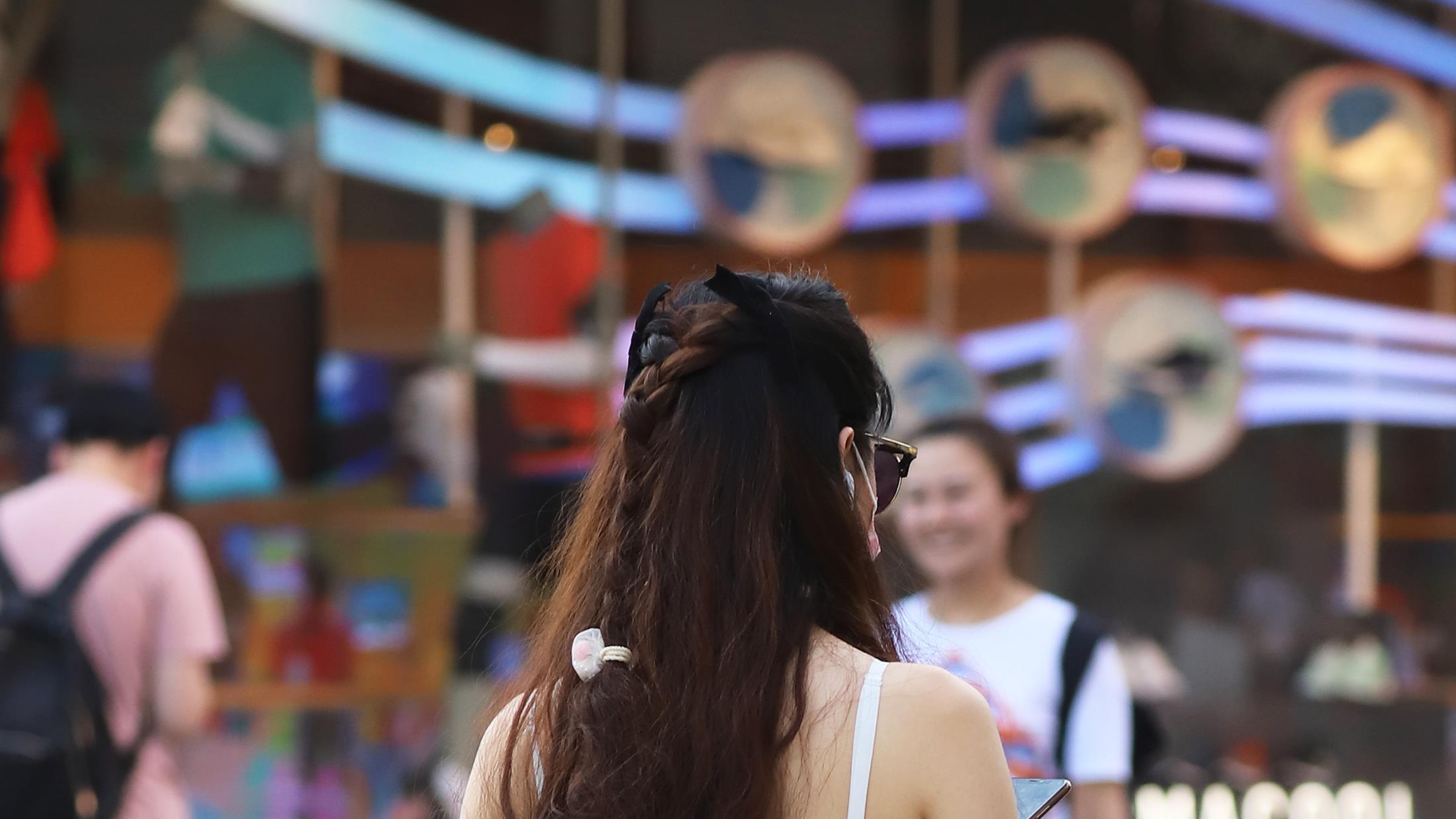 街拍：让她们告诉你触动心灵的背影有多美