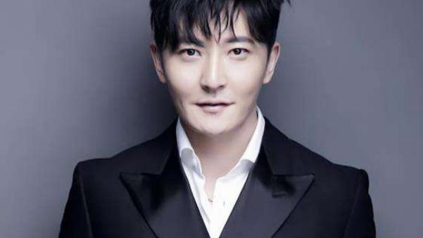 诙谐幽默的艺人，演技炸裂，带来阳光和欢乐的大男孩