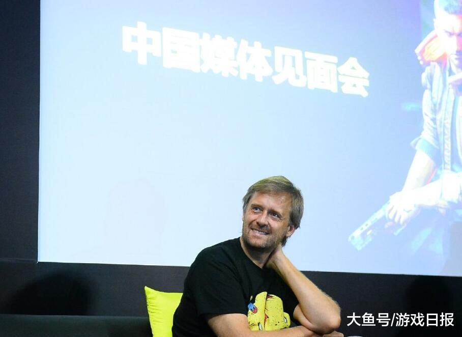 石原恒和现身CJ，和员工热情拥