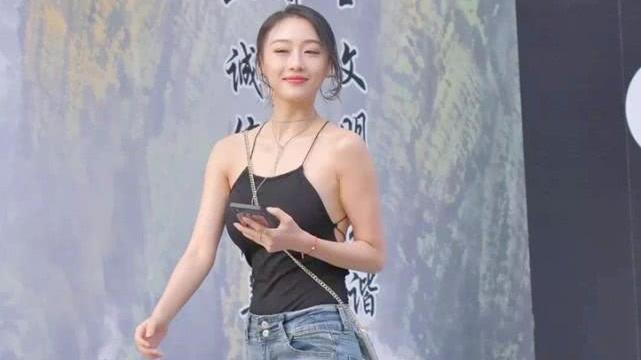 街拍：露背吊带搭配露膝牛仔裤，审美观要改变