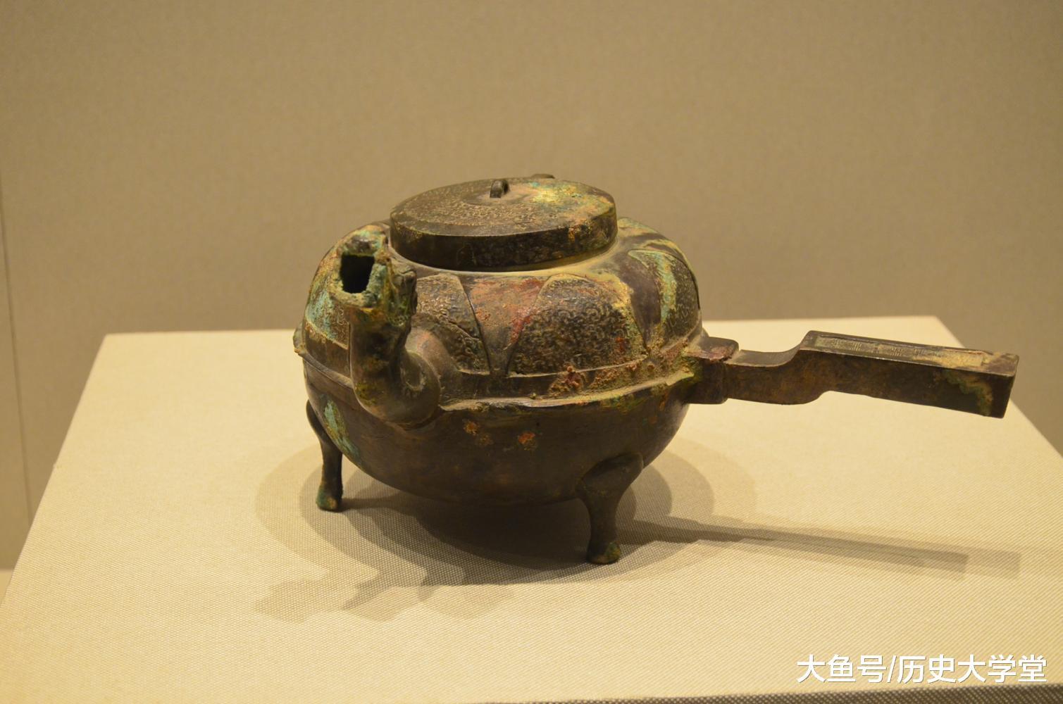 战国时期的“兽首曲柄铜盉”，铜