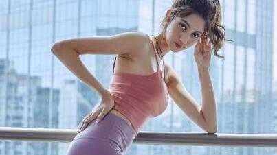 街拍：性感紧身打底裤小姐姐，展露傲人身姿，性感尽在不言中