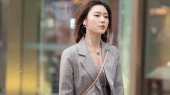 街拍：美少妇何苦为难美少女，靠颜值和身材吗？时代真是变了