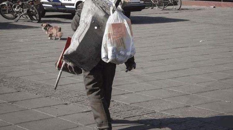 拾荒老人露宿街头,老板送吃送喝,路人心生好奇,上前查看后报警