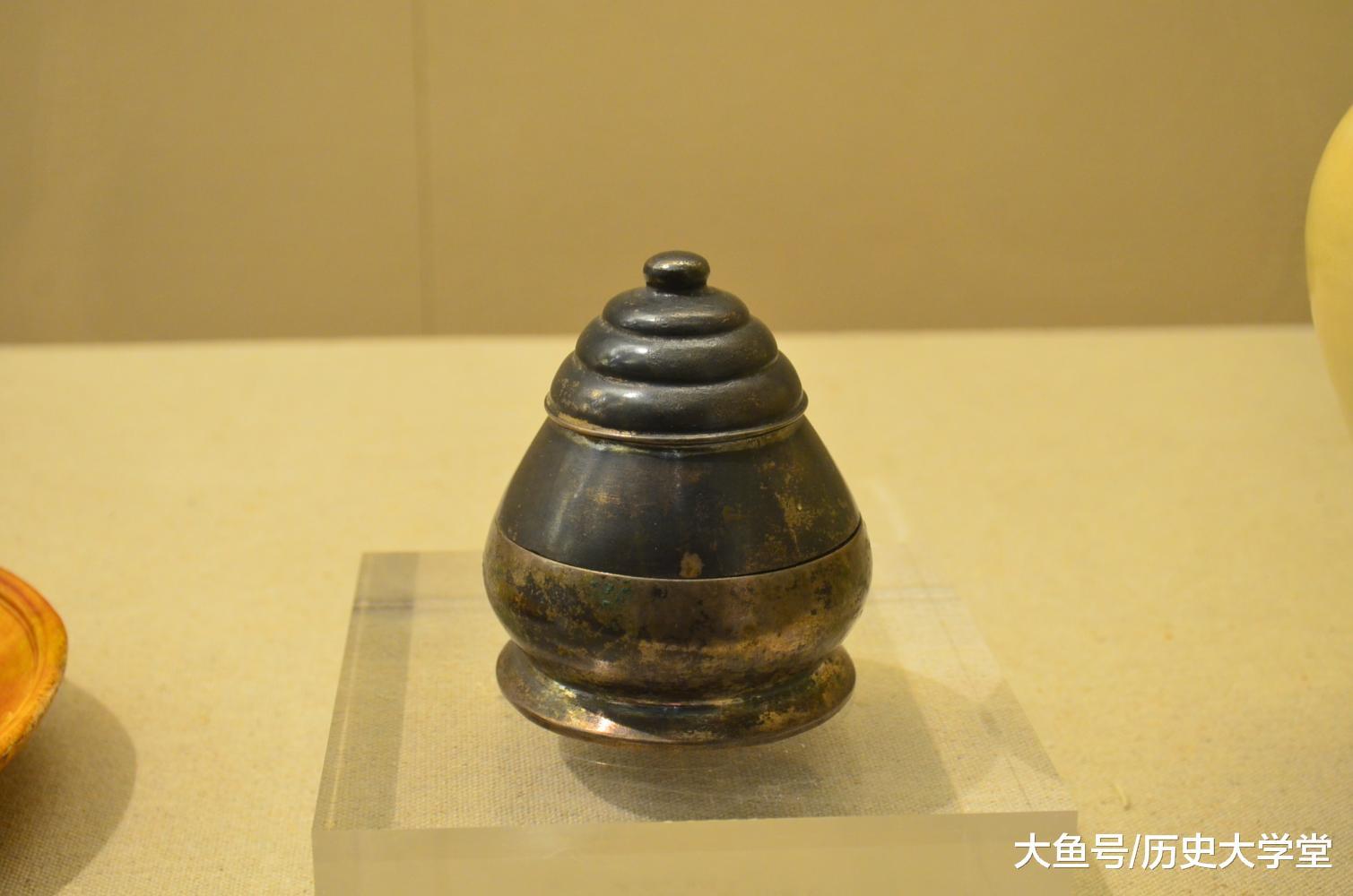 这是唐代的塔式银盖盒，口径4.