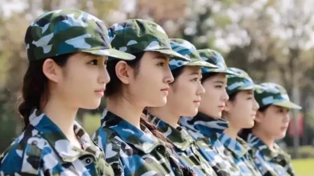 “漫画脸”少女化浓妆晒军训照引热议，美瞳唇膏，一个都没有少！