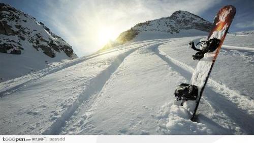 这世界是如此喧哗，让沉默的人显得有点傻