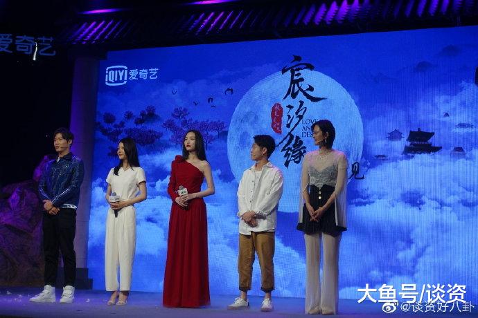 #倪妮红色丝绒裤装# ​ #倪