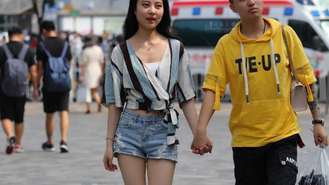 街拍：清凉装扮的妹子，喜欢你始于颜值，安于陪伴