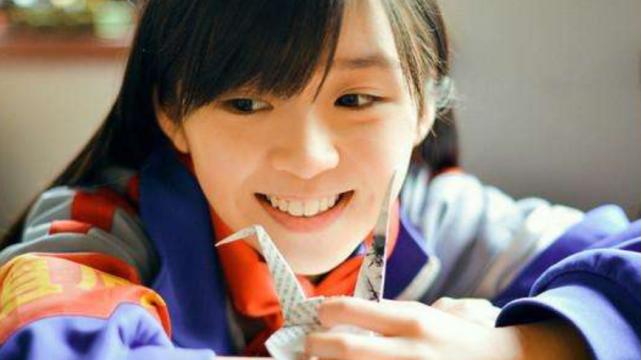 如何避免校服穿身上“像大妈”？学姐帮你支个招：00后学习吧！