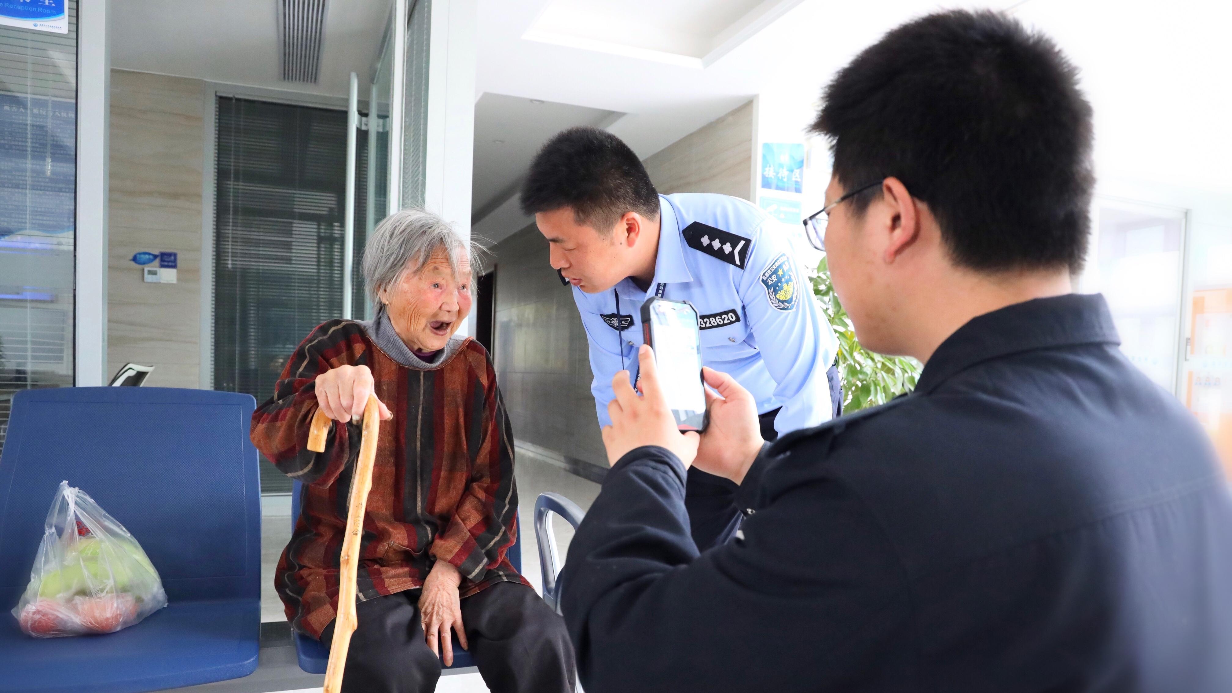 九旬老人迷路民警交还家人