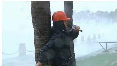 巴基斯坦记者在洪水里报道灾情，网友：太敬业了