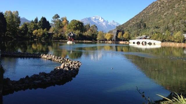 丽江美景，除了玉龙雪山，山脚的风景更加神奇，被誉“小九寨”！