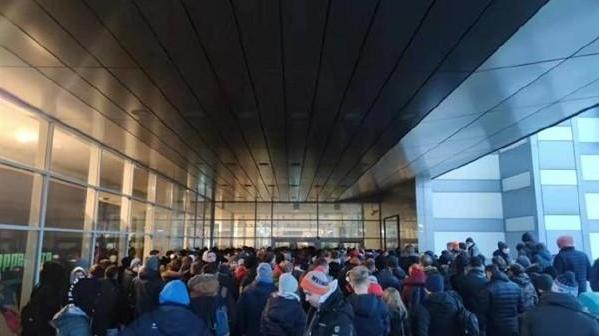 堪比春运！小米波兰首都开店国外米粉蜂拥而至