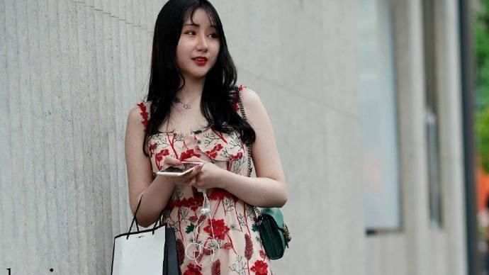 街拍：很多人会拜倒在这样的“石榴裙”下