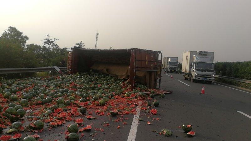 货车高速爆胎侧翻近10吨西瓜摔烂了