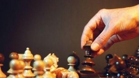 在战争问题上决定胜负的，是战略上重要还是战术上更重要？