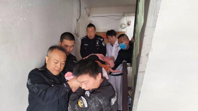 孕妇家中忽临盆却无法下6楼，民警及时赶到