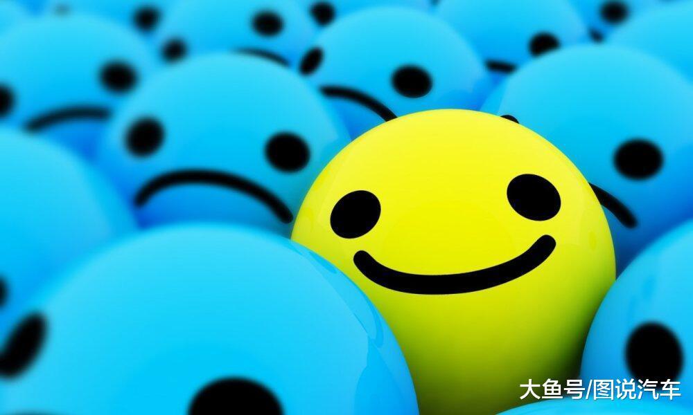 三辆车并排停着等红灯。
 保时