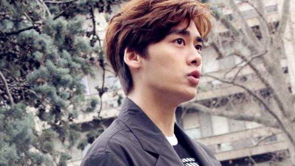 李易峰脚踏实地成为优质偶像，成功从来不容易，脚步不停才能攀上最高峰